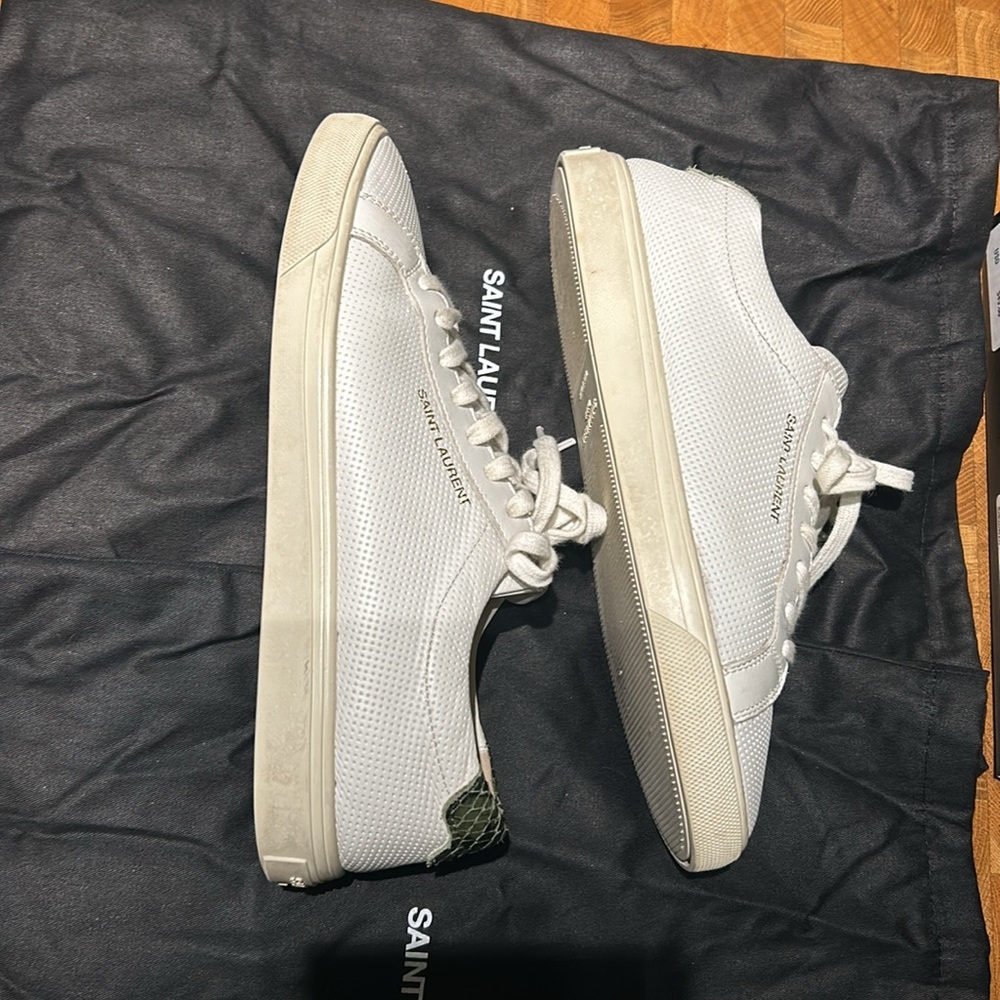 SAINT LAURENT women’s white and green python sneakers. In VGUC 37.5 EURO.
